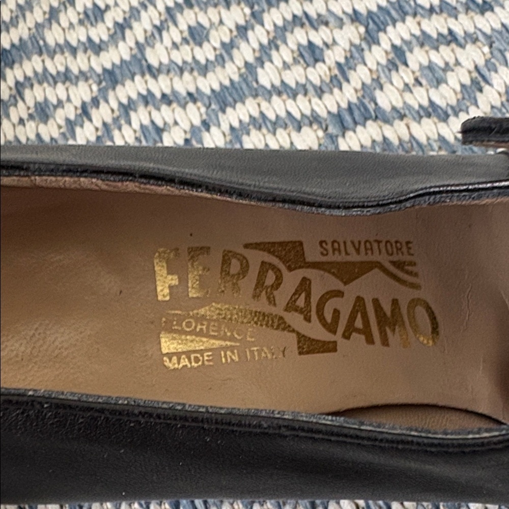 VINTAGE FERRAGAMO “Gancini” buckle leather pump - Picture 2 of 12